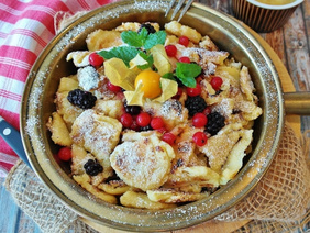 Kaiserschmarrn mit Obst und Puderzucker