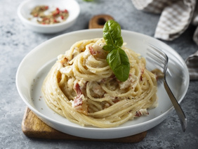 Spaghetti Carbonara mit Basilikum